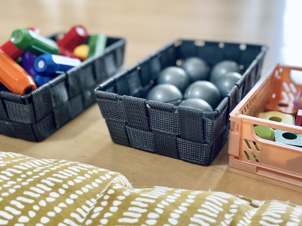Vorbereitete Umgebung Montessori. Wir zeigen dir worauf es zu achten gilt. Unterstütze dein Kind selbständig zu lernen.